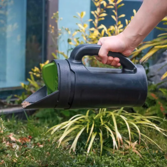Ručnýrozsievacínástroj2,5l–nahnojivá,semená,soľapiesok