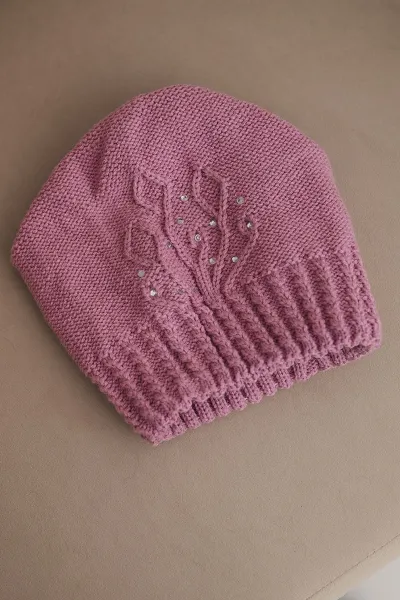 Dámska zimná čiapka Kesi s brmbolcami fialová