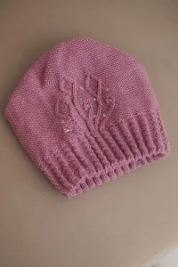 Dámska zimná čiapka Kesi s brmbolcami fialová