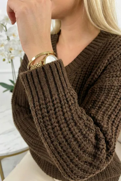Hrejivý oversized sveter s V-výstrihom - čokoládový