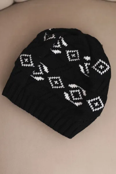 Dámska zimná čiapka s geometrickým vzorom