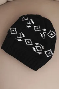 Dámska zimná čiapka s geometrickým vzorom