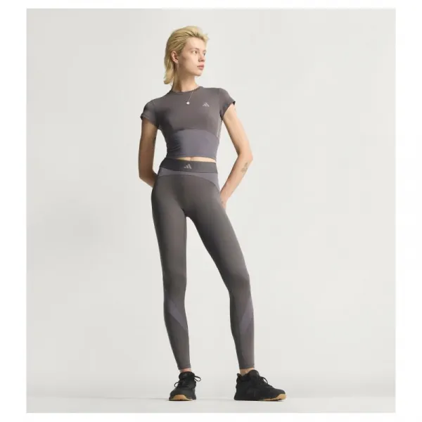Dámske tréningové tričko s krátkym rukávom ADIDAS HYG SHN BABY T GRESTR TAUOXI GREY STRATA TAUPE OXIDE