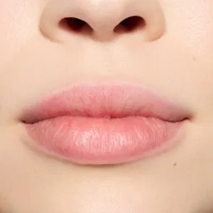 MAC Cosmetics Metamorphosis Spring Collection Lipglass Blow olej na pery so zväčšujúcim efektom odtieň Snapdragon 5 ml