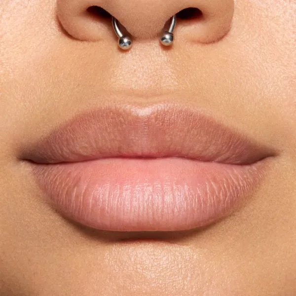 MAC Cosmetics Metamorphosis Spring Collection Lipglass Blow olej na pery so zväčšujúcim efektom odtieň Snapdragon 5 ml