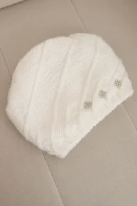 Dámska zimná čiapka s ozdobnými kamienkami