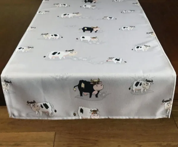 BehúňvsvetlosivejfarbespotlačouveselýchkravičiekŠírka:40cm|Dĺžka:140cm49268_104201