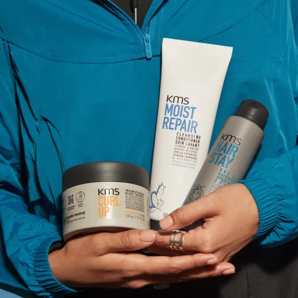 KMS Hair Stay Working Hairspray lak na vlasy pre vlasy namáhané teplom 75 ml