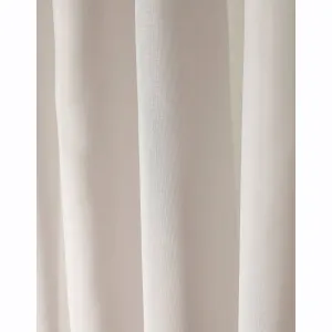Jednofarebný voálový záves zakončený kovovými očkami