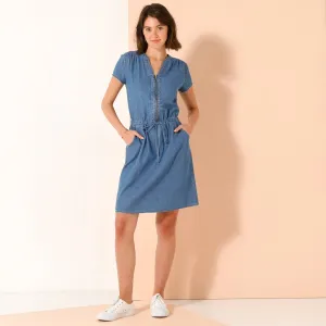 Krátke šaty z tenkého denimu s výstrihom na zips a šnúrkou v páse