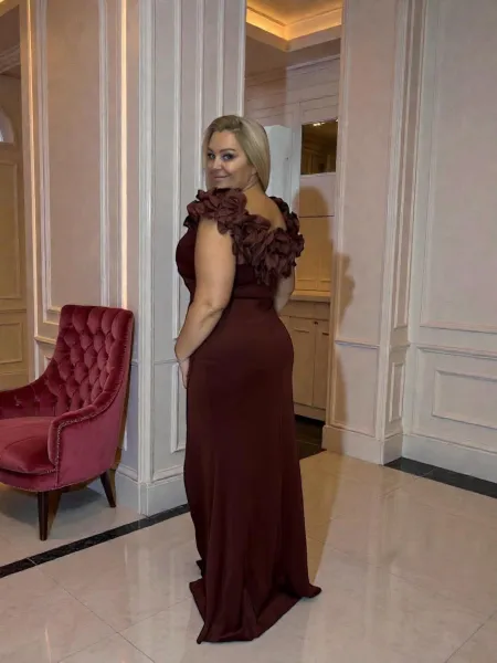 Dlhé spoločenské hnedé šaty s ozdobou na ramenách Veľkosť: 38