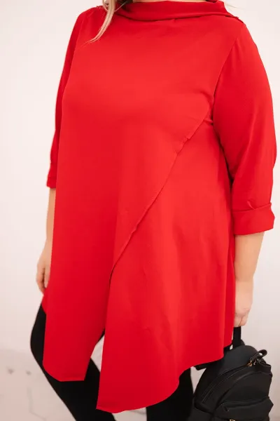 Plus size asymetrická blúzka s ohrnutými rukávmi