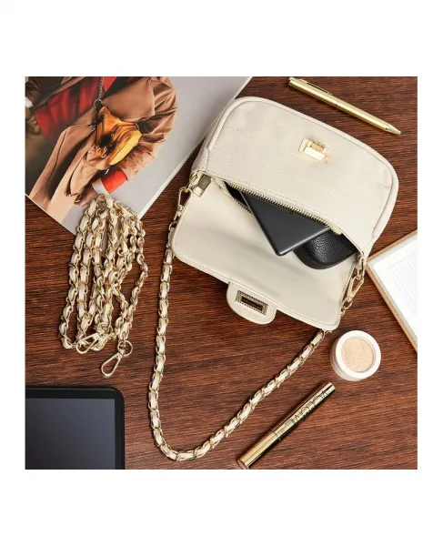 Beltimore Krémová dámska crossbody kabelka so zlatou retiazkou – elegantná a nadčasová Material: Eko koža