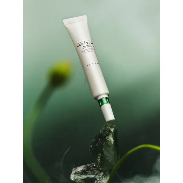 SKIN1004 Madagascar Centella Tea-Trica Spot Cream lokálna starostlivosť proti akné s upokojujúcim účinkom 20 ml