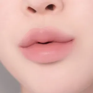 Banila Co. Romantic Blush multifunkčné líčidlo na pery a tvár pre dokonalý vzhľad odtieň 12 Peach Mousse 3.7 g