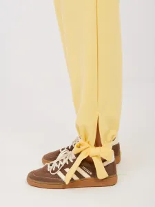 Svetložlté tepláky s viazaním