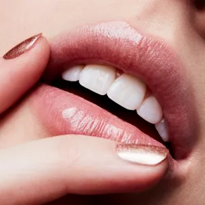 MAC Cosmetics Lipglass lesk na pery odtieň Oyester Girl 3,1 ml