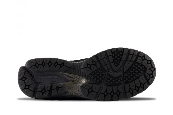 New Balance 2002R Gore-Tex Protection Pack "Black Magnet" (U20023MB)