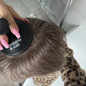 Masážna kefa na pokožku hlavy Nuggela & Sulé