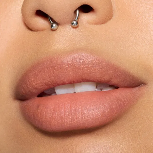 MAC Cosmetics Powder Kiss Lip + Cheek Mousse multifunkčné líčidlo na pery a tvár odtieň Warm Hug 5 ml