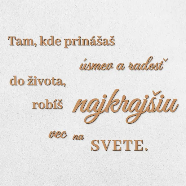 Drevený citát na stenu o úsmeve a radosti