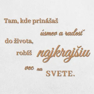 Drevený citát na stenu o úsmeve a radosti