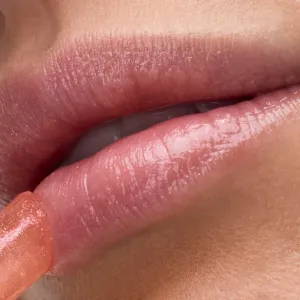 Catrice Jelly Spark Lip Balm tónujúci balzam na pery pre trblietavý lesk odtieň 030 Glitter BAE 2.5 g