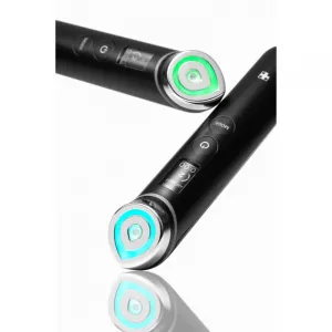 medicube Age-R Booster Pro multifunkčný prístroj na regeneráciu a výživu pleti farba Black 155 g