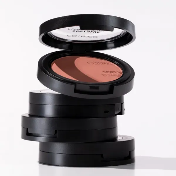 Catrice Soft Blur Powder Brush púdrová lícenka s matným efektom odtieň 030 Cinnamon Sugar 5 g