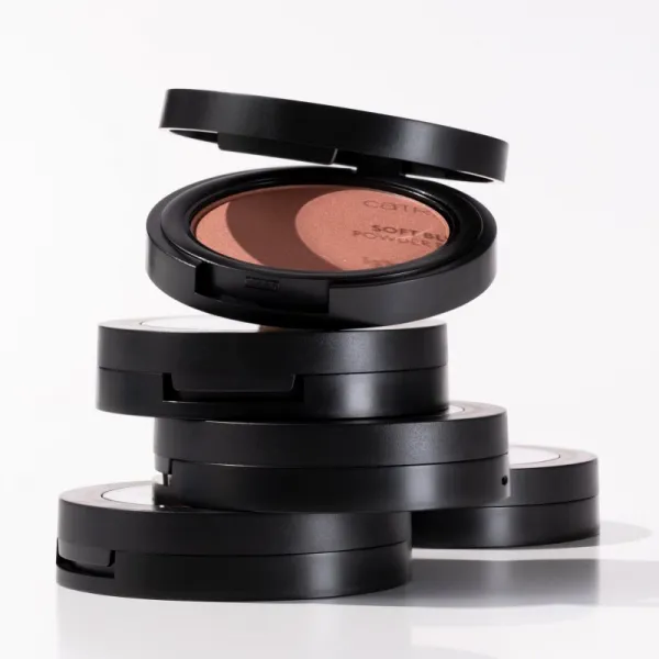 Catrice Soft Blur Powder Brush púdrová lícenka s matným efektom odtieň 050 Born to blonze 5 g