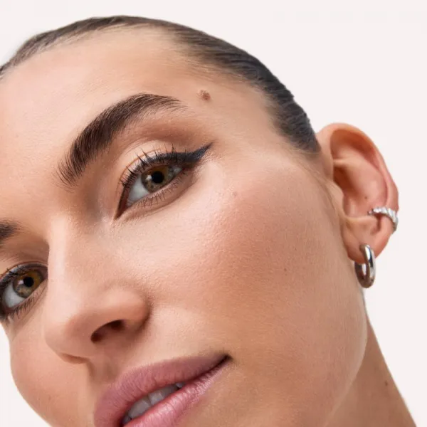 Catrice Jewel Glide Effect Eye Pencil vodeodolná ceruzka na oči pre trblietavý lesk odtieň 010 Black Diamond 1.5 g