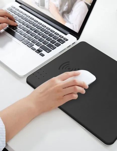 PowerDesk Qi Mat Pro Stolová podložka s integrovaným bezdrôtovým nabíjaním