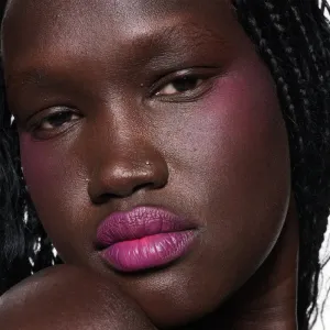 MAC Cosmetics Powder Kiss Lip + Cheek Mousse multifunkčné líčidlo na pery a tvár odtieň Make It Fashun! 5 ml