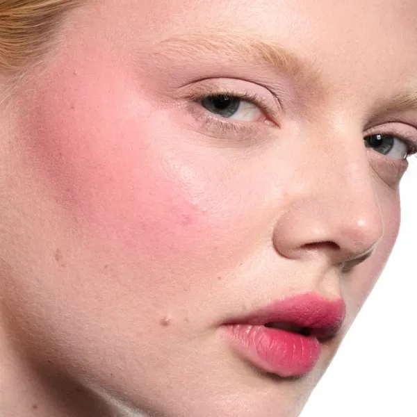 MAC Cosmetics Powder Kiss Lip + Cheek Mousse multifunkčné líčidlo na pery a tvár odtieň Billion $ Smile 5 ml