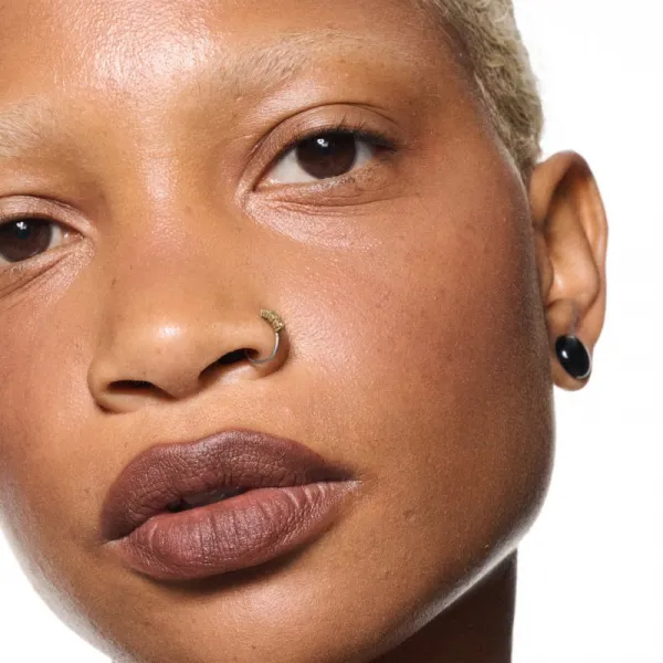 MAC Cosmetics Powder Kiss Lip + Cheek Mousse multifunkčné líčidlo na pery a tvár odtieň Chestnut 5 ml