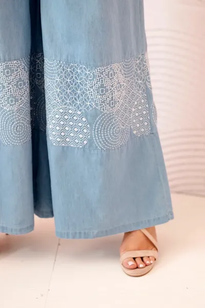 Legínovo Dámske nohavice Plus Size so širokou nohavicou a etnickou výšivkou svetlo džínsové Farba: Svetlo modrá, Veľkosť: UNI