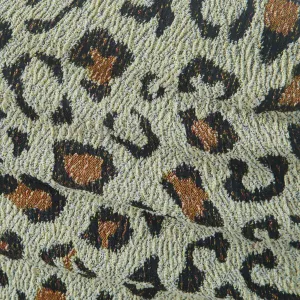 Pružný poťah s leopardím vzorom na stoličku