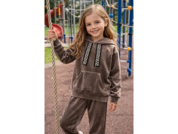 Fashionkids Dievčenský velúrový komplet  – hnedý Farba: Hnedá, Veľkosť: 122