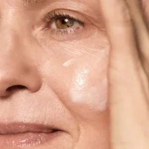 MÁDARA Age Pro Renew obnovujúci nočný krém pre zrelú pleť 50 ml