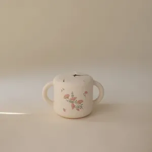 Mushie Baby Snack Cup hrnček na desiatu/olovrant Pink Flowers 1 ks