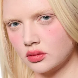 MAC Cosmetics Powder Kiss Lip + Cheek Mousse multifunkčné líčidlo na pery a tvár odtieň Ruby Boo 5 ml