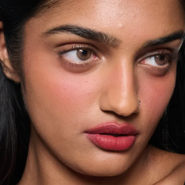 MAC Cosmetics Powder Kiss Lip + Cheek Mousse multifunkčné líčidlo na pery a tvár odtieň Ruby Boo 5 ml