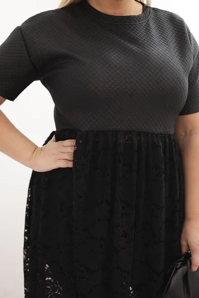 Legínovo Dámske plus size šaty s krátkym rukávom a čipkovým spodkom čierne Farba: Čierna, Veľkosť: UNI