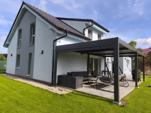 Bioklimatická pergola INTRO DUO 8x4 m k stene Rojaplast