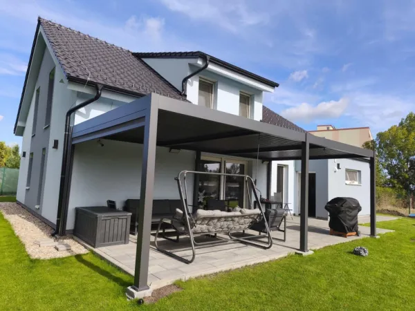 Bioklimatická pergola INTRO DUO 8x4 m k stene Rojaplast
